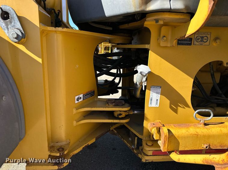 image for item NJ9337 2005 John Deere 444J wheel loader