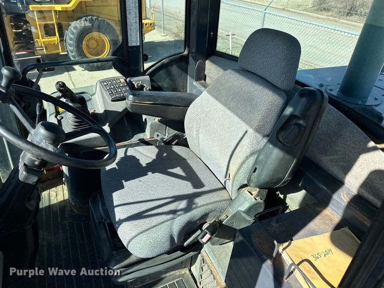 image for item NJ9337 2005 John Deere 444J wheel loader