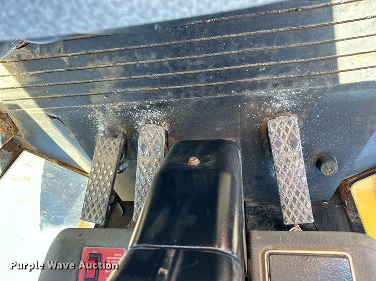 image for item NJ9337 2005 John Deere 444J wheel loader