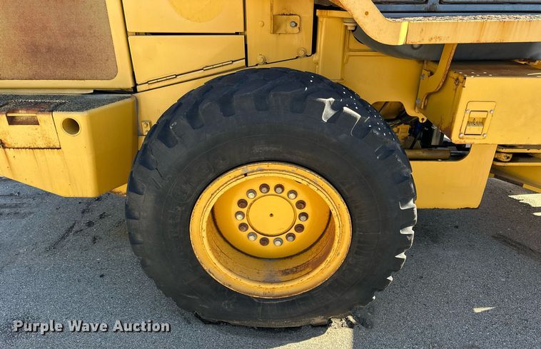 image for item NJ9337 2005 John Deere 444J wheel loader
