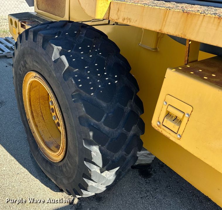 image for item NJ9337 2005 John Deere 444J wheel loader