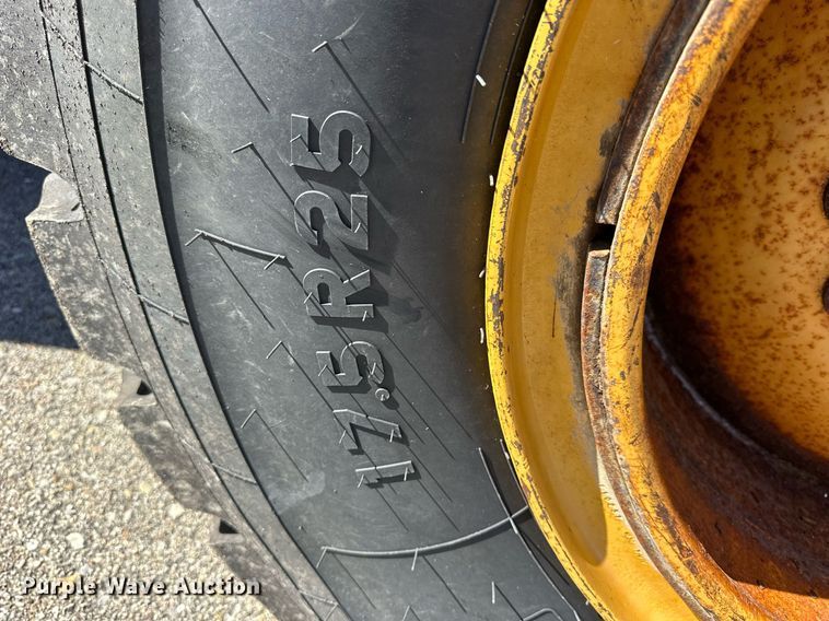 image for item NJ9338 2005 John Deere 444J wheel loader