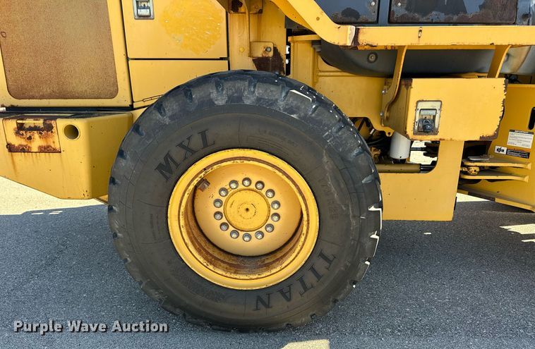 image for item NJ9338 2005 John Deere 444J wheel loader