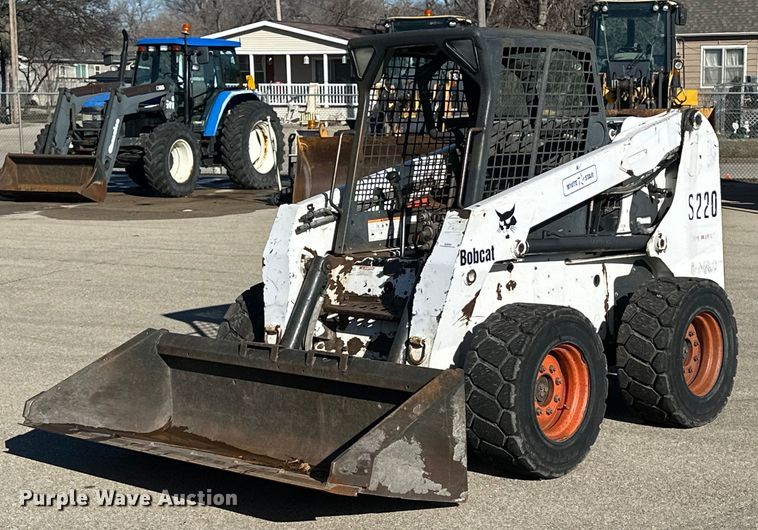 image for item NJ9339 2003 Bobcat S220 skid steer loader