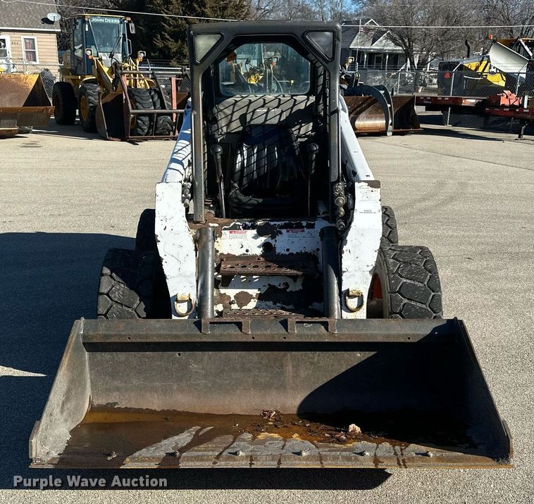 image for item NJ9339 2003 Bobcat S220 skid steer loader