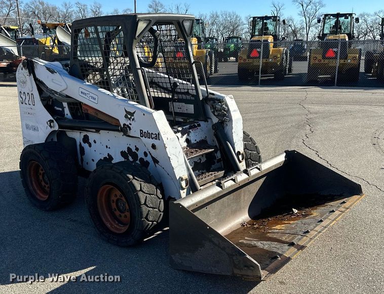 image for item NJ9339 2003 Bobcat S220 skid steer loader