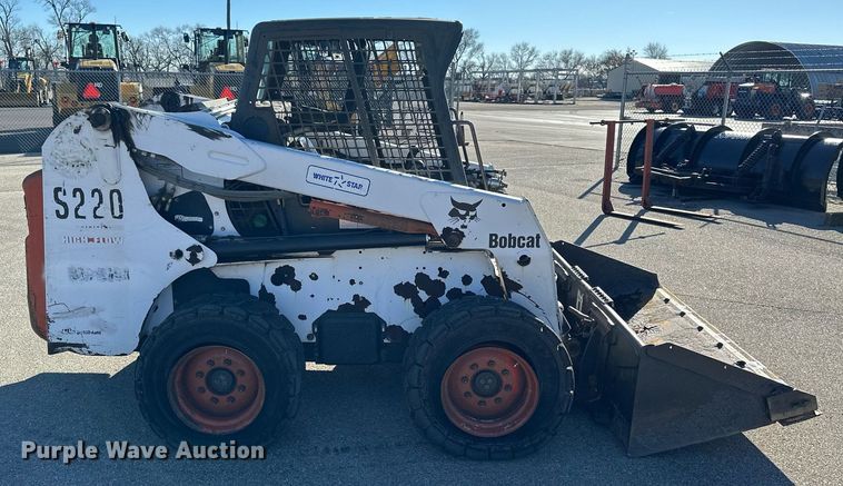 image for item NJ9339 2003 Bobcat S220 skid steer loader