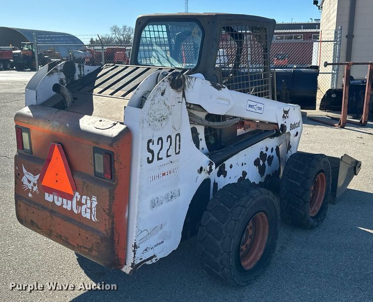 image for item NJ9339 2003 Bobcat S220 skid steer loader