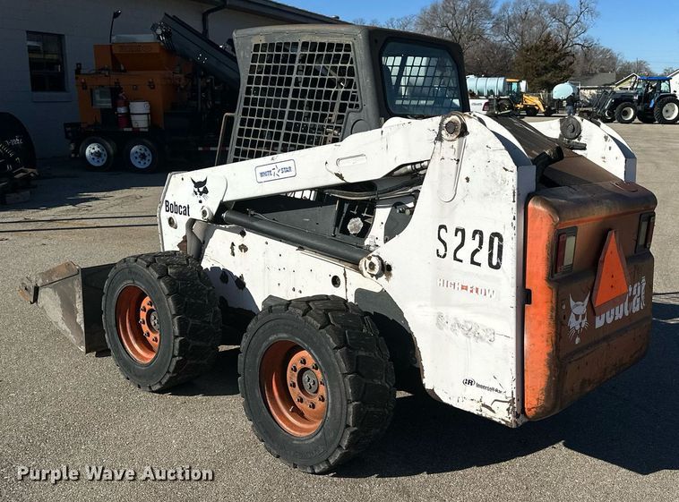 image for item NJ9339 2003 Bobcat S220 skid steer loader