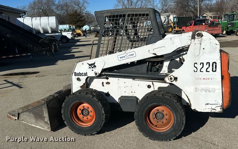 image for item NJ9339 2003 Bobcat S220 skid steer loader