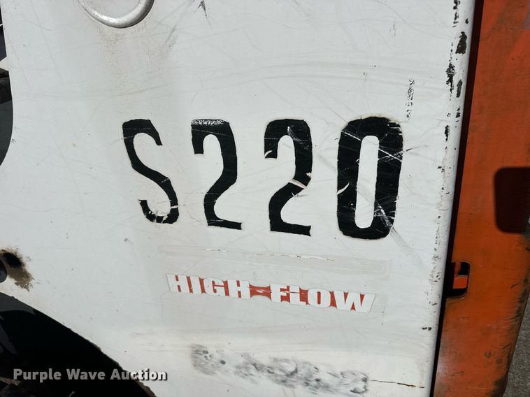 image for item NJ9339 2003 Bobcat S220 skid steer loader