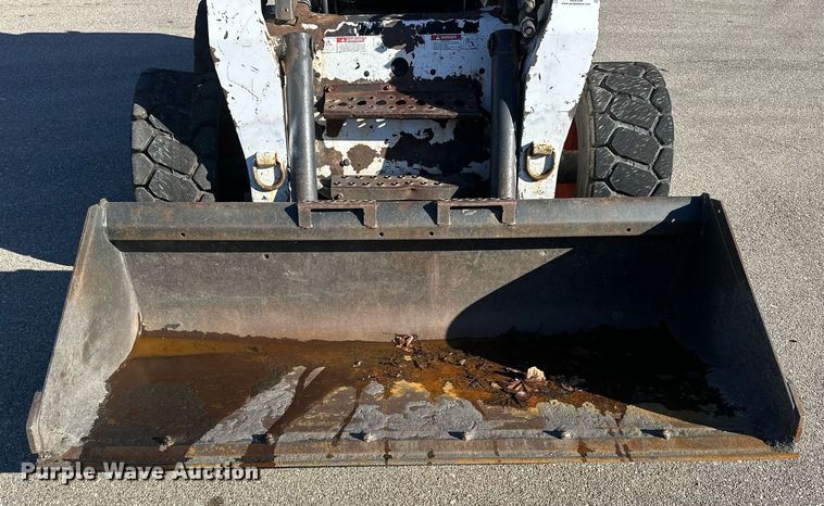 image for item NJ9339 2003 Bobcat S220 skid steer loader