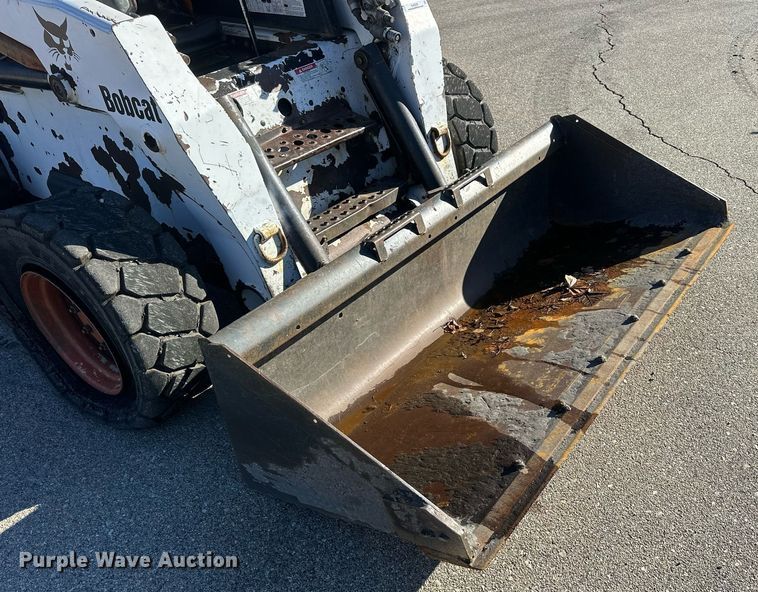 image for item NJ9339 2003 Bobcat S220 skid steer loader