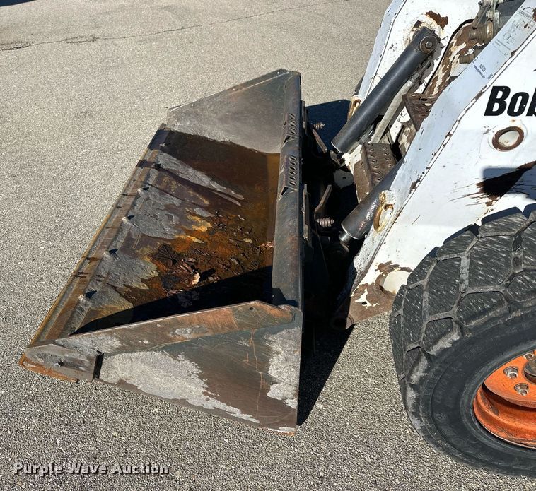 image for item NJ9339 2003 Bobcat S220 skid steer loader