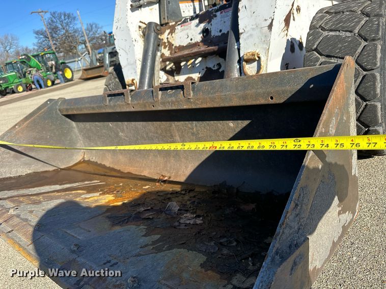image for item NJ9339 2003 Bobcat S220 skid steer loader