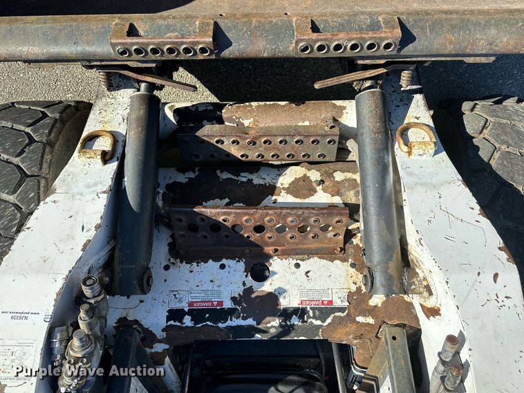 image for item NJ9339 2003 Bobcat S220 skid steer loader