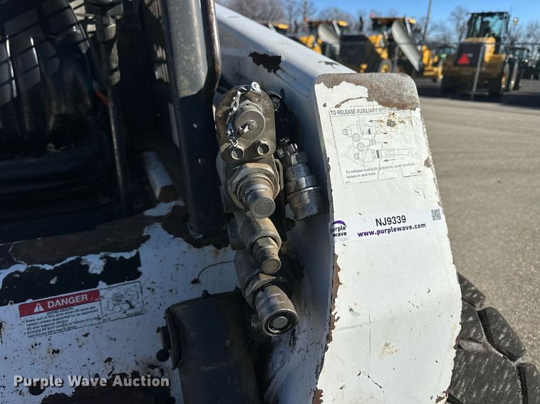 image for item NJ9339 2003 Bobcat S220 skid steer loader