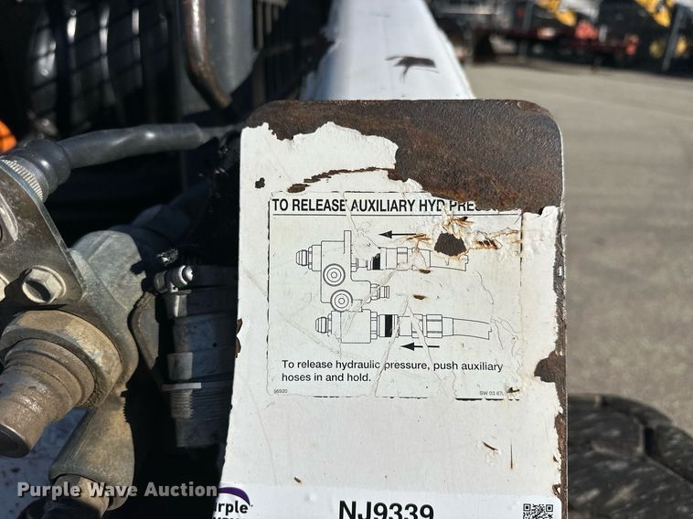 image for item NJ9339 2003 Bobcat S220 skid steer loader