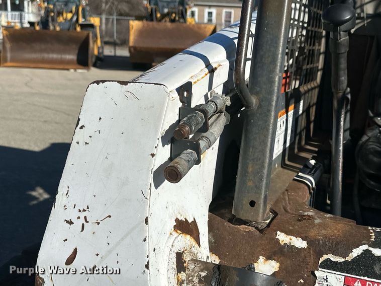 image for item NJ9339 2003 Bobcat S220 skid steer loader