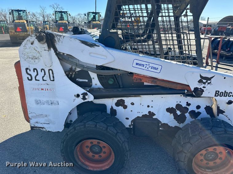 image for item NJ9339 2003 Bobcat S220 skid steer loader