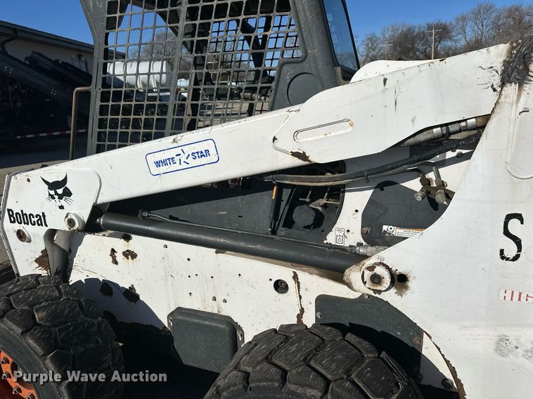 image for item NJ9339 2003 Bobcat S220 skid steer loader