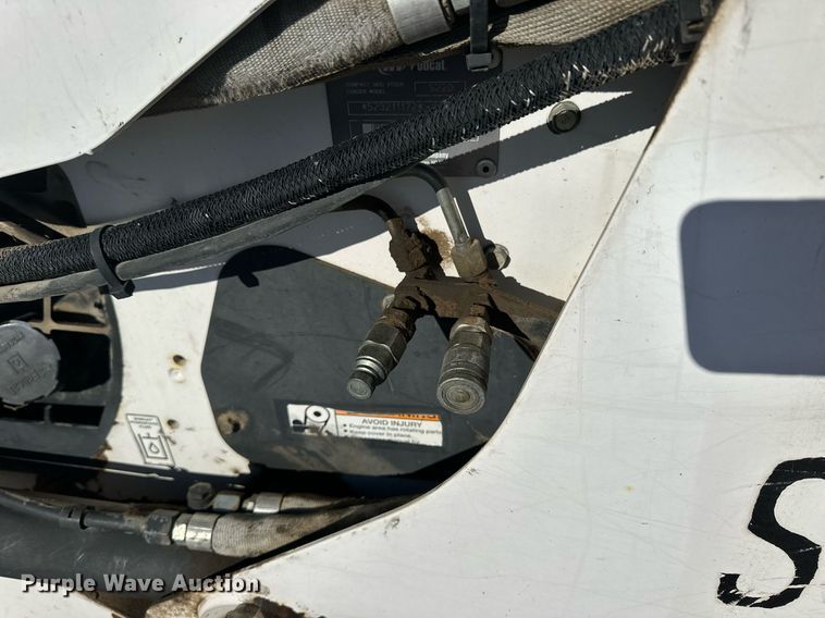 image for item NJ9339 2003 Bobcat S220 skid steer loader