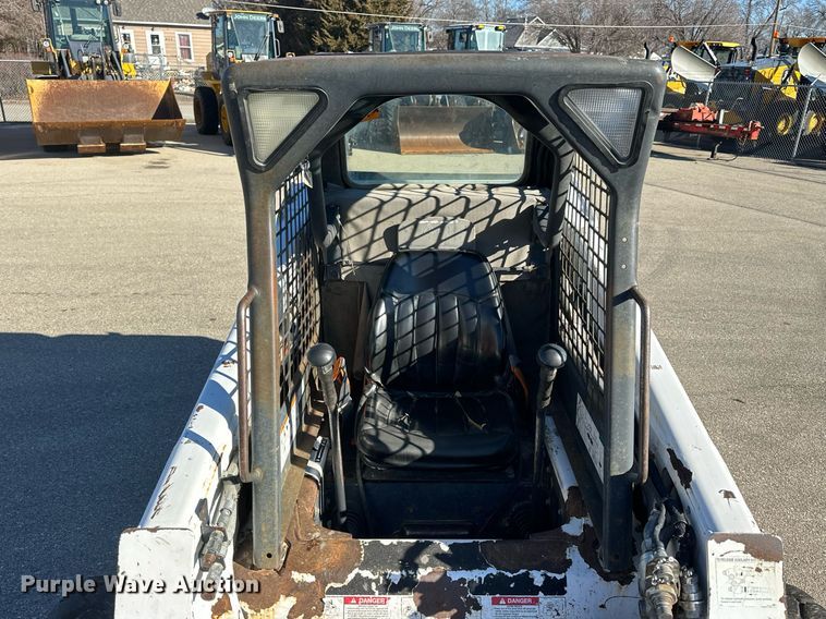 image for item NJ9339 2003 Bobcat S220 skid steer loader