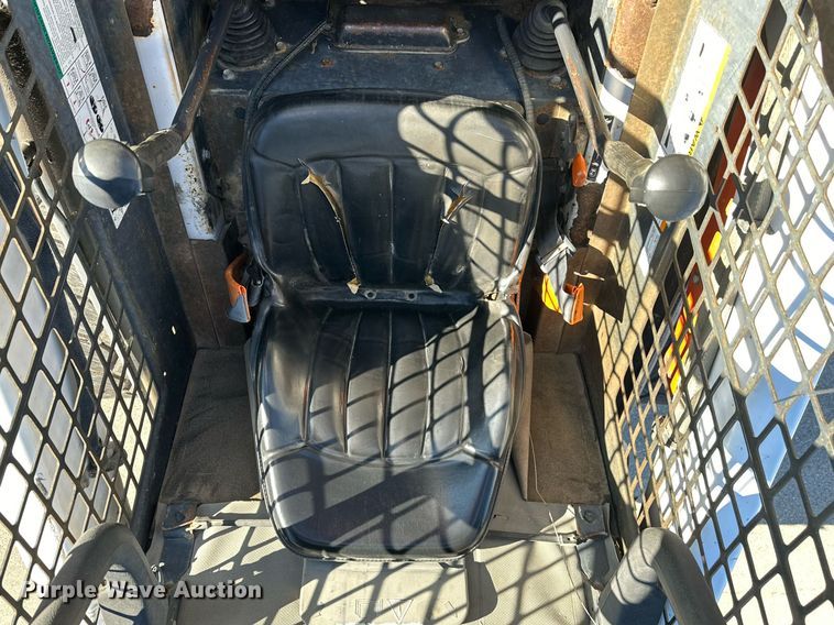 image for item NJ9339 2003 Bobcat S220 skid steer loader