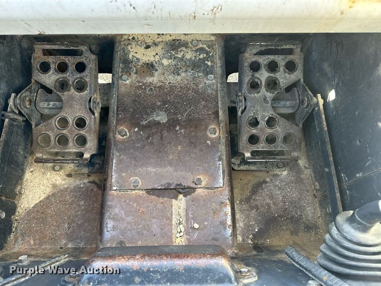 image for item NJ9339 2003 Bobcat S220 skid steer loader