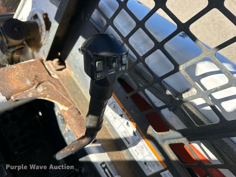 image for item NJ9339 2003 Bobcat S220 skid steer loader