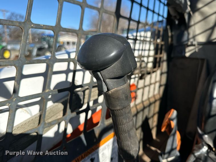 image for item NJ9339 2003 Bobcat S220 skid steer loader