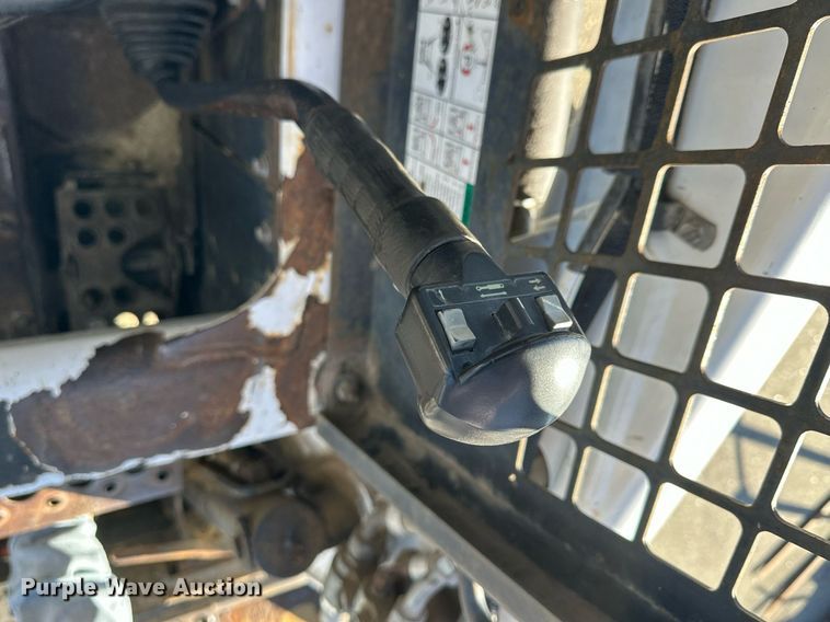 image for item NJ9339 2003 Bobcat S220 skid steer loader