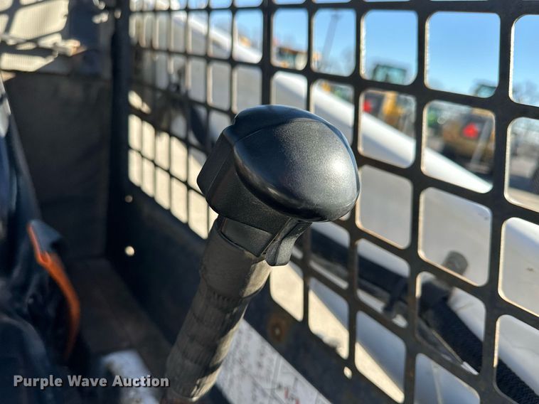 image for item NJ9339 2003 Bobcat S220 skid steer loader