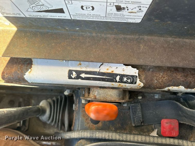 image for item NJ9339 2003 Bobcat S220 skid steer loader