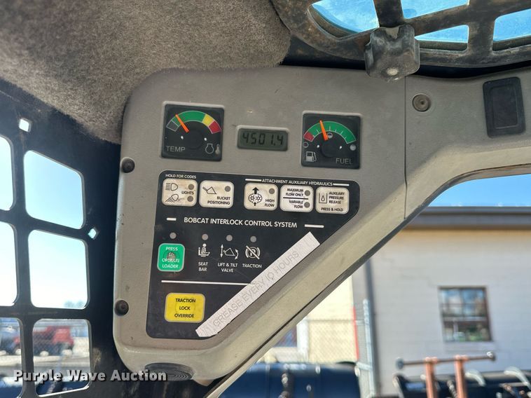 image for item NJ9339 2003 Bobcat S220 skid steer loader