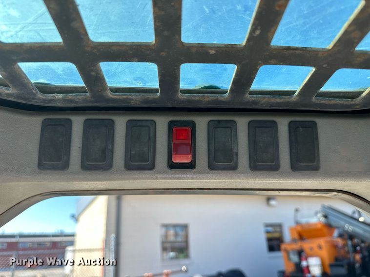 image for item NJ9339 2003 Bobcat S220 skid steer loader