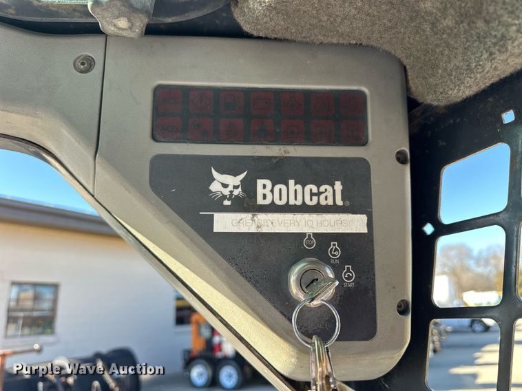 image for item NJ9339 2003 Bobcat S220 skid steer loader