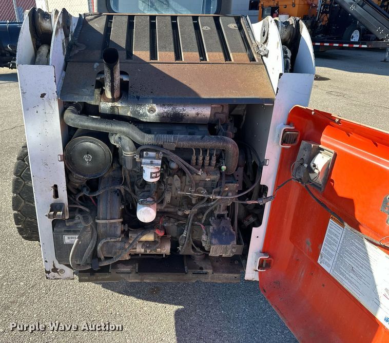 image for item NJ9339 2003 Bobcat S220 skid steer loader