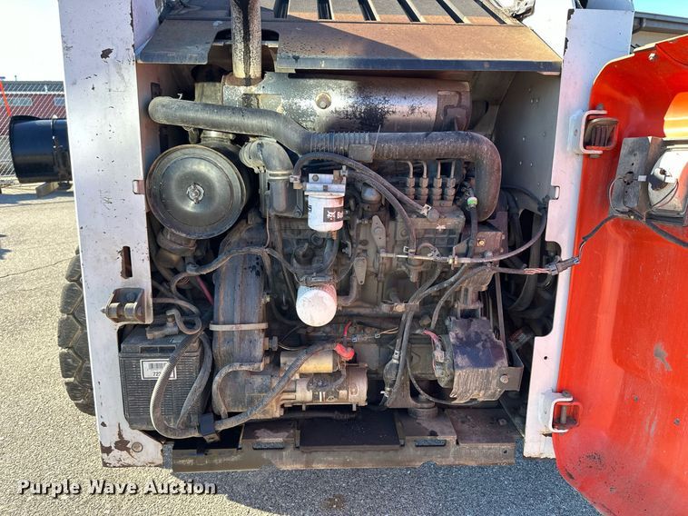 image for item NJ9339 2003 Bobcat S220 skid steer loader