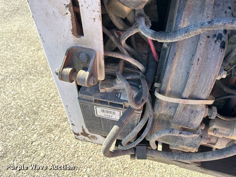 image for item NJ9339 2003 Bobcat S220 skid steer loader