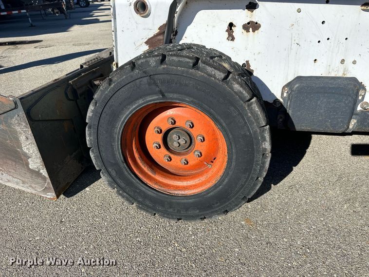 image for item NJ9339 2003 Bobcat S220 skid steer loader