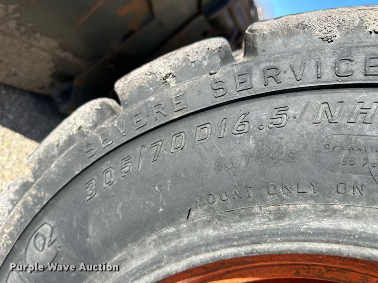 image for item NJ9339 2003 Bobcat S220 skid steer loader