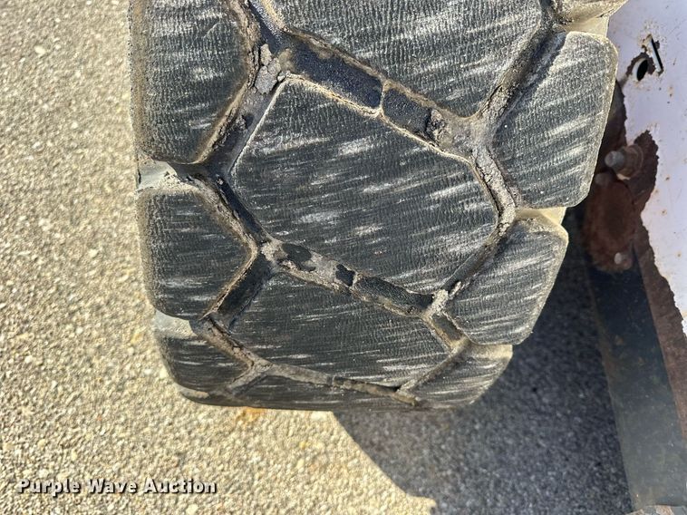 image for item NJ9339 2003 Bobcat S220 skid steer loader