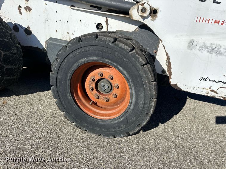 image for item NJ9339 2003 Bobcat S220 skid steer loader