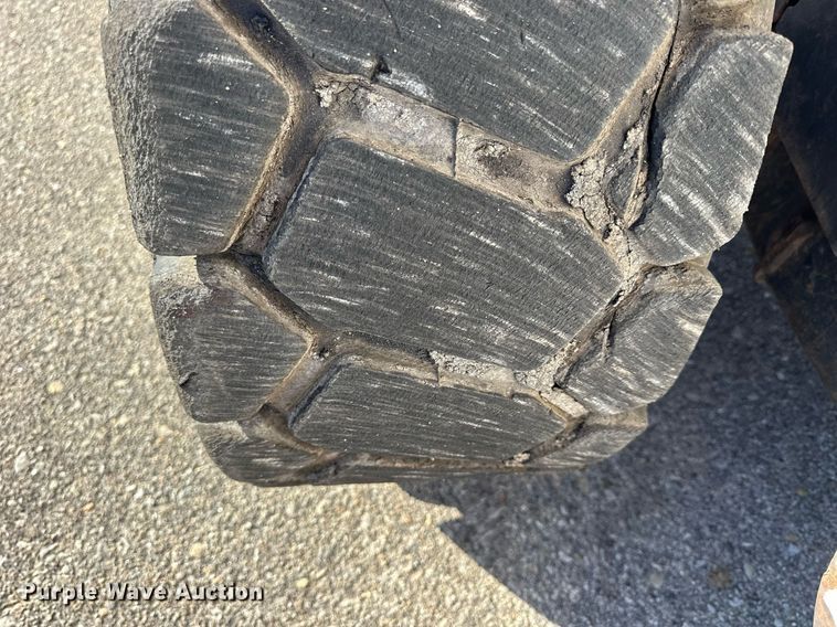 image for item NJ9339 2003 Bobcat S220 skid steer loader