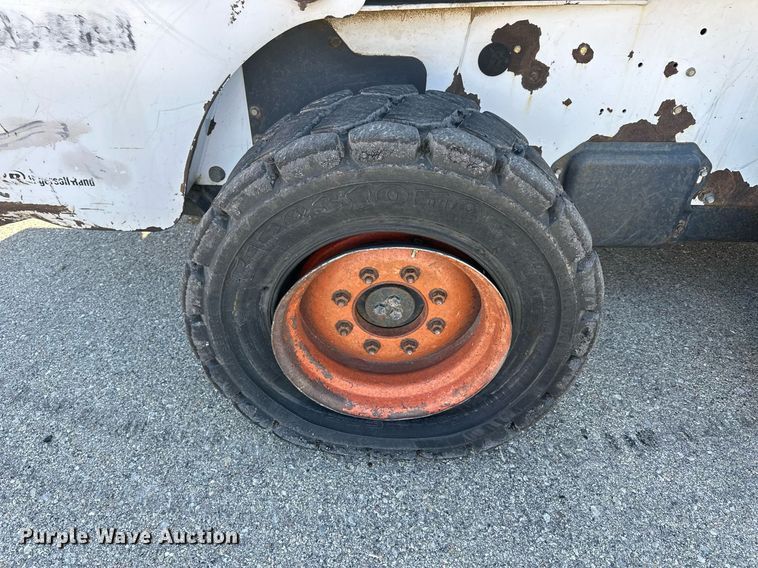 image for item NJ9339 2003 Bobcat S220 skid steer loader