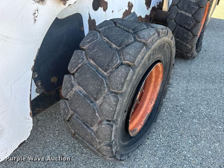 image for item NJ9339 2003 Bobcat S220 skid steer loader