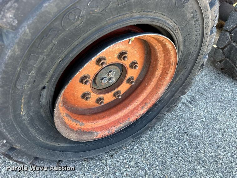 image for item NJ9339 2003 Bobcat S220 skid steer loader