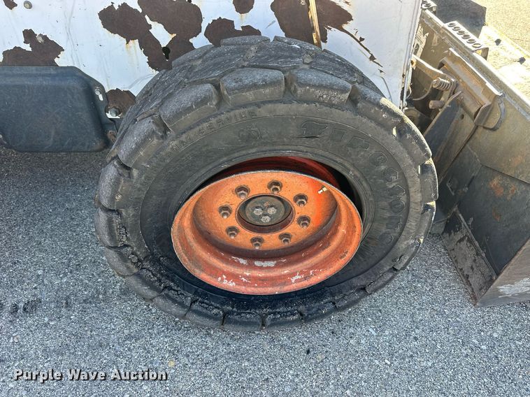 image for item NJ9339 2003 Bobcat S220 skid steer loader