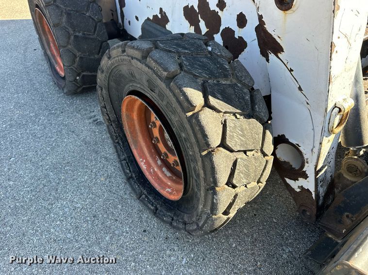 image for item NJ9339 2003 Bobcat S220 skid steer loader